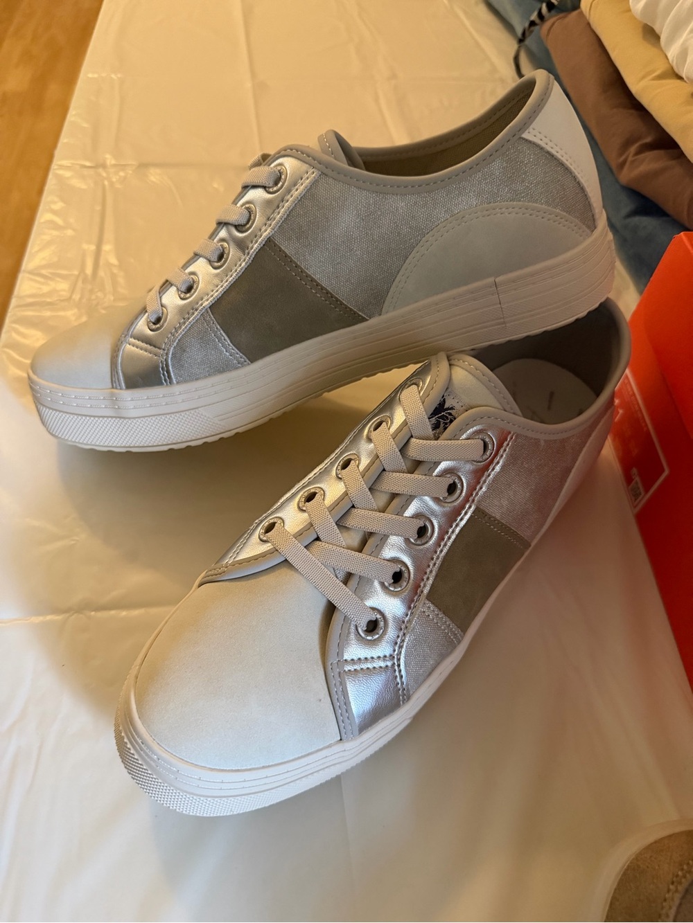 Blowfish Malibu Slip-Ons Women’s Metallic Silver & Gray Low-Top Fashion Sneakers